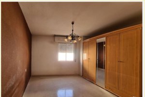 Una de las estancias del piso en la Avenida de la Viña de Macael.