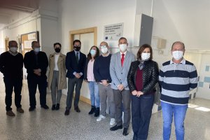 Representantes de la Junta, el Ayuntamiento y el centro educativo durante la visita.