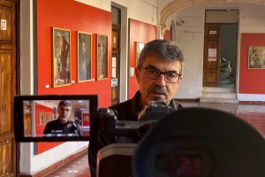 Ricardo Mojardín, durante la inauguración de la exposición de grabados en la Escuela de Arte.