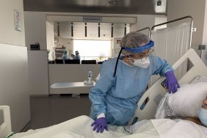 Baja el número de hospitalizados.