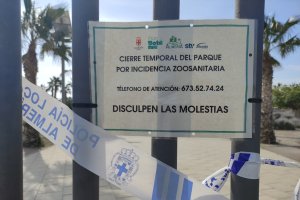 Cartel colgado en la puerta del parque.