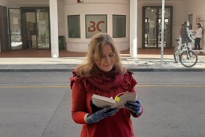 Artero lee ‘Liberar la imaginación’, junto a la Biblioteca Central, que lleva el nombre de su abuelo.