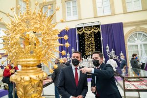 El presidente de la Diputación, Javier A. García, junto al comisario de la muestra, Víctor González Felices.