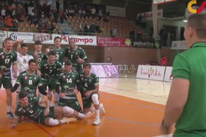 Celebración en la cancha de Los Planos tras el 1-3.