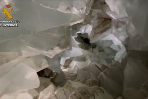 Daños en algunos de los cristales de yeso de la Geoda.