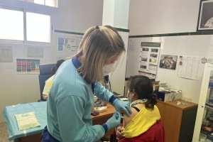 Una mujer administrándose una dosis contra el coronavirus.