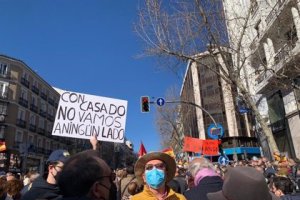Más de 3.000 simpatizantes de Ayuso se manifiestan frente a Génova: \"Casado dimisión. Ayuso presidenta\".
