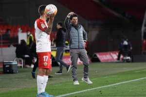 Rubi concentrado durante el encuentro con el Mirandés.