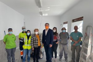 La alcaldesa y el delegado territorial visitan las obras llevadas a cabo en el colegio rural del municipio