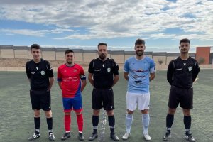 Los capitanes antes de comenzar el partido.