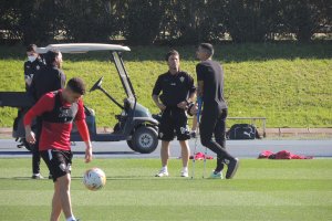 Chumi, con muletas, hablando con Rubi.