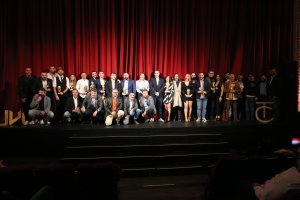 Foto de familia de todos los premiados con los representantes de las empresas patrocinadoras.