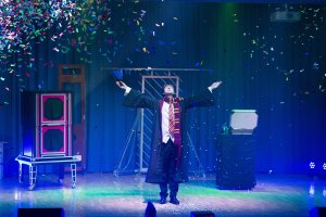 Actuación del show de magia de Harry Potter.