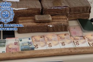 Hachís encontrado en el vehículo.