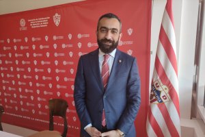 El CEO del Almería posa para LA VOZ en el palco del Estadio de los Juegos Mediterráneos.