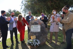 El alcalde, familiares y miembros de la Asociación ARPA inaugurando la plaza Pedro Altadill Cortiella.