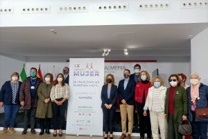 Foto de familia de los organizadores y patrocinadores de la carrera