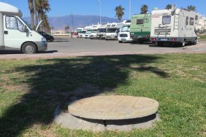 Imagen de un aparcamiento de La Urba de Roquetas de Mar. (Fotografías: José Antonio Vázquez).
