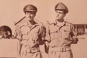 Soy el de la derecha, en la película de John Lennon.