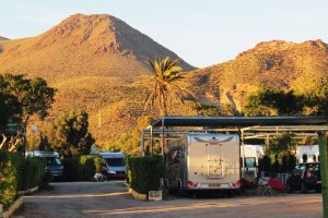 Imagen de autocaravanas en el Camping Los Escullos.