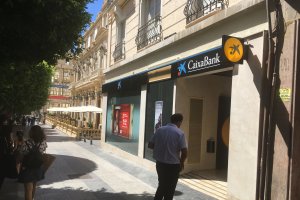 Una oficina financiera en el centro de Almería.