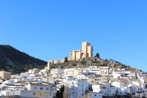 Imagen del castillo junto al pueblo de Vélez-Blanco.