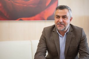 El secretario provincial del PSOE posa en su despacho de la sede del partido, en la Avenida Pablo Iglesias