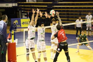 Bloqueo triple de Unicaja para frenar el remate de Vanole.