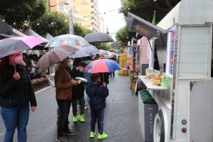 La lluvia no impidió que muchos almerienses pudieran disfrutar de una amplia y rica variedad gastronómica.