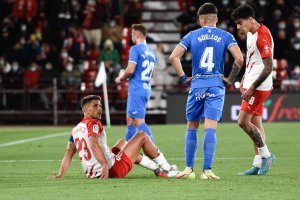 Esta es la imagen de la decepción para el jugador y su club.