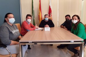 Diego Cruz, concejal de Cultura, junto a José Vélez, director de área de Cultura, y feriantes