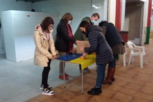 Instalación del puesto solidario en la mañana de este martes.