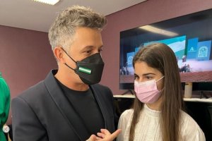 Alejandro Sanz junto a la pulpileña Laura Diepstraten.