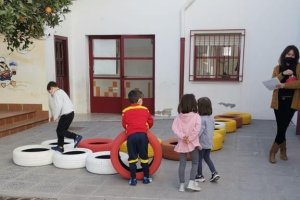 Los niños del colegio de Cantoria disfrutan del nuevo material de juego donado por el Consistorio
