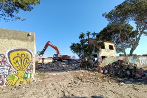 Demolición de la vivienda unifamiliar sobre la que se levantará el Museo de la Vega