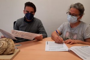 Firma de la colaboración en Huércal de Almería.