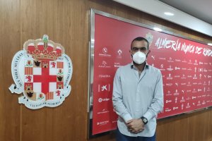 Mohamed El Assy posa con el escudo de la ciudad de Almería.