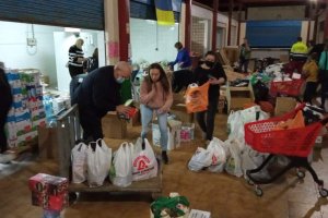 Vecinos organizando el material donado en Albox.