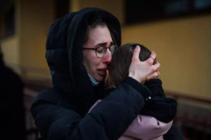 Dos hermanas se abrazan a su llegada procedente de Ucrania en la estación de tren de Przemysl (Polonia).