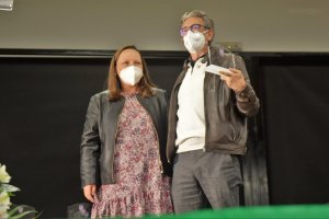 La concejala Concepción Pérez y el director de la Revista, José Domingo Lentisco.