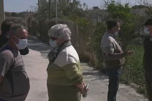 Varios vecinos de Pechina tras atender a las cámaras de Canal Sur.