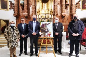 Autoridades y representantes de las cofradías con el cartel.