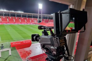 Las cámaras de televisión en el Estadio Mediterráneo.