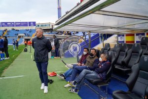 Sebas López en la banda del Estadio José Rico Pérez.