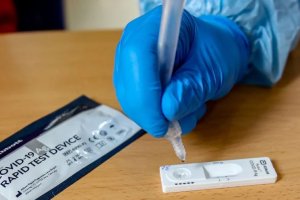 Realización de un test de antígenos.