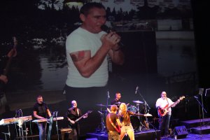 Un momento de la actuación de Las Damas de Escorpio con la imagen de Antonio Fernández en la pantalla del Auditorio Maestro Padilla