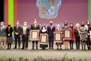Representantes del Consistorio huercalense junto a los premiados en la celebración del Día del Villazgo.