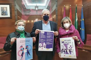 El alcalde presenta el cartel del 8M, junto a las concejalas de igualdad y festejos.