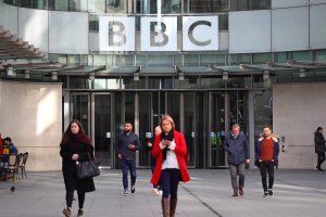 La BBC suspende el trabajo de sus periodistas en Rusia.