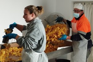 Mari Morcillo y Antonio Domene en su fábrica de patatas artesanas